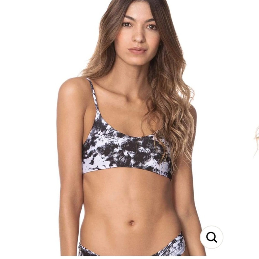 Maaji reversible “Lanai” bikini top size small. NWT